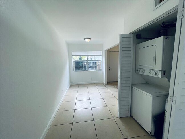 Foto del edificio - 825 NW 46th Ave