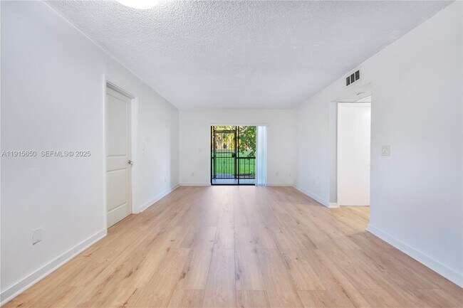 Foto del edificio - 9912 Hammocks Blvd