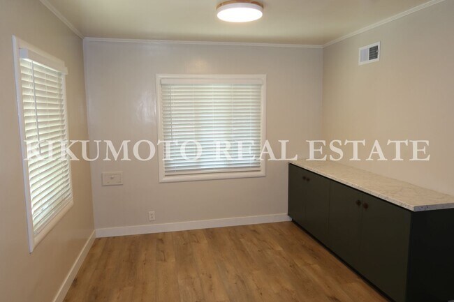 Foto del edificio - 2 bedrooms, 1 bath, Large 2 car garage & carport