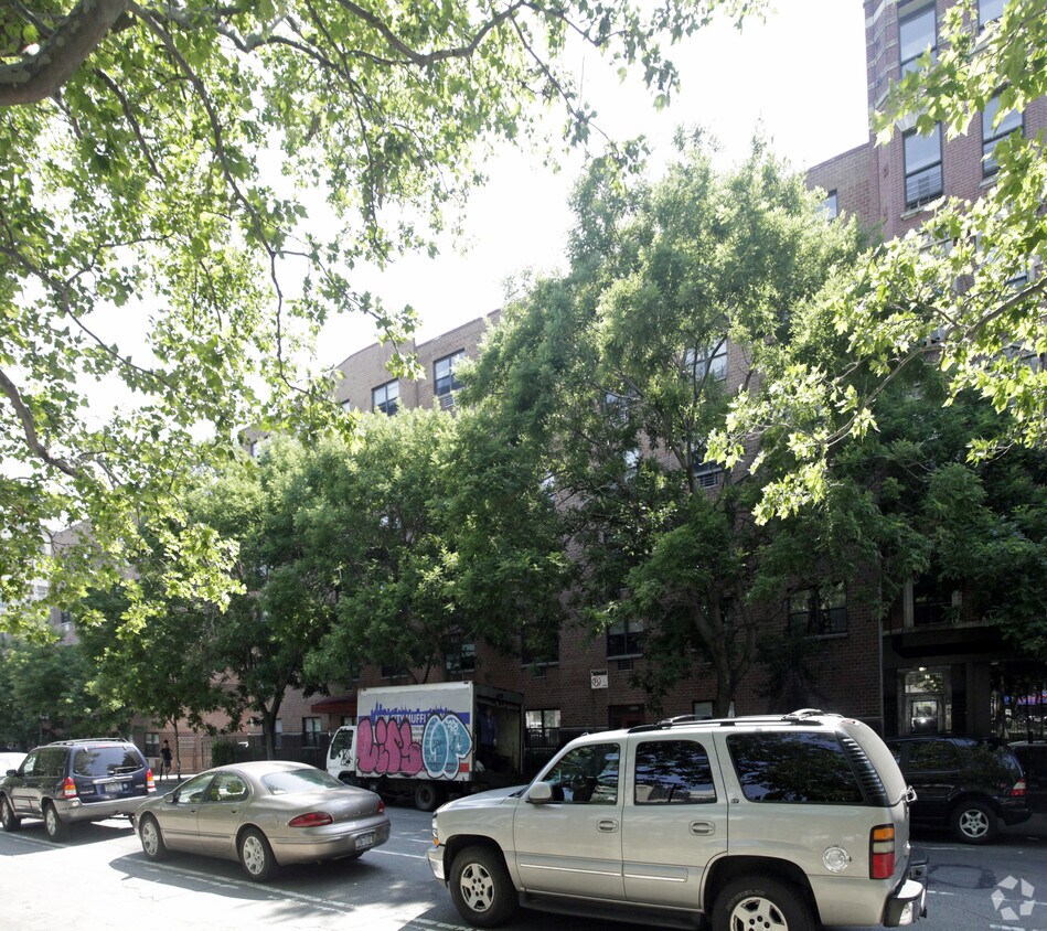 Building Photo - The Harriet and Jeanette Weinberg Residence