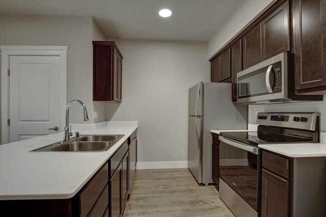 Building Photo - z-061126-Toscana Apartment Homes