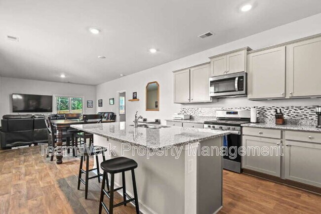 Building Photo - 643 Silver Spruce St