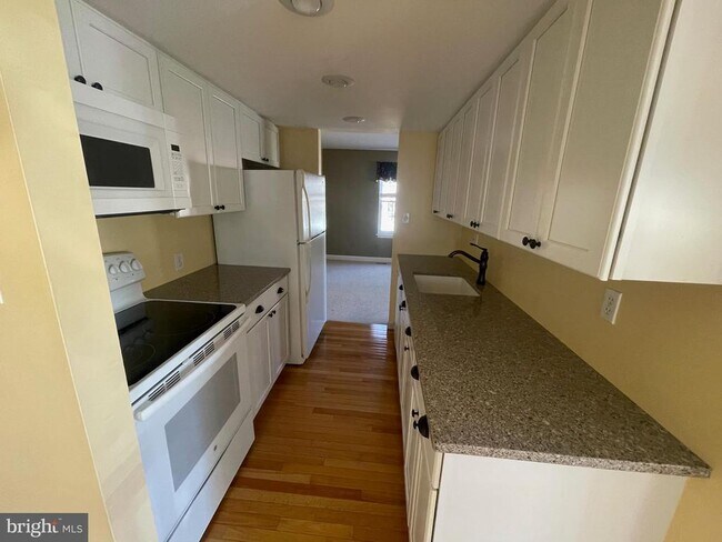 Foto del edificio - 6304 Ducketts Ln