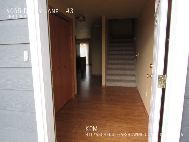 Building Photo - 3 BED | 2.5 BATHS | SINGLE GARAGE | TOWNHO...