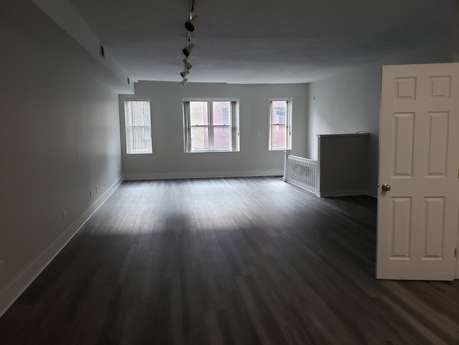 Foto del edificio - 311 E Main St