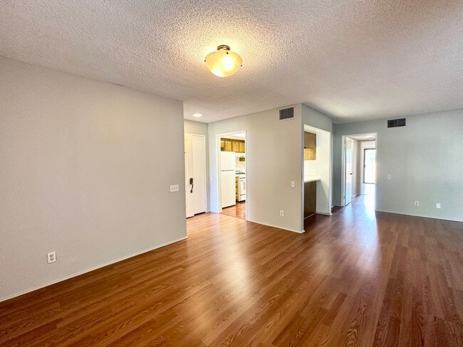 Building Photo - AVAILABLE NOW! Spacious 2 Bedroom 2 Bathro...