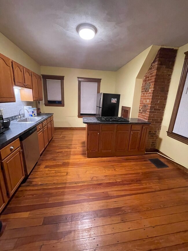Eat-In Kitchen - 1 Maybury St