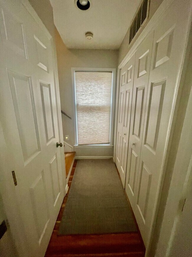 Foto del edificio - FULLY FURNISHED - PERFECT FOR THE COLLEGE ROOMMATES OR INSURANCE CLAIM- Welcome to this stunning ...