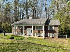 Building Photo - 161 Dogwood Dr
