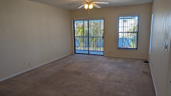 Living Room - 950 S Kanner Hwy