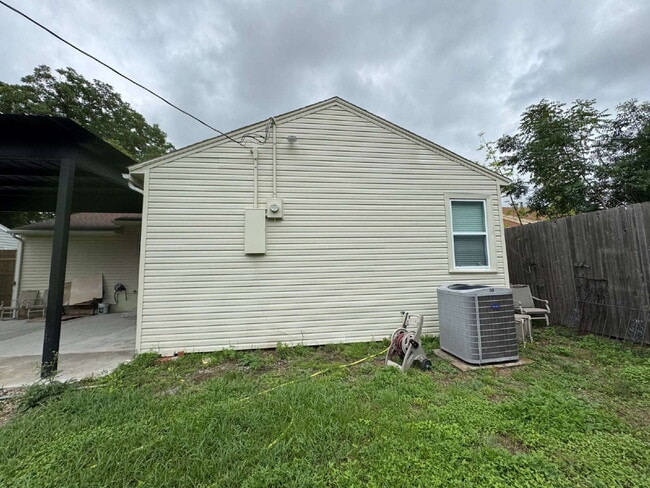 Building Photo - 2318 Fenwick Dr