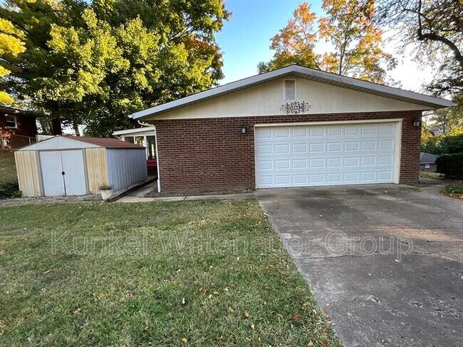 Building Photo - 201 Lake Hillcrest Dr