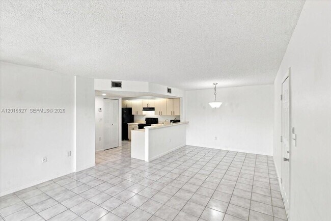 Foto del edificio - 8660 SW 212th St