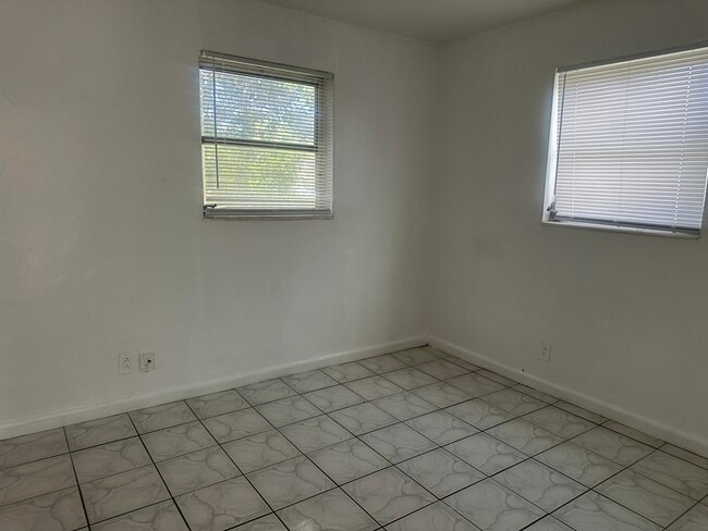 Building Photo - 4120 NW 39th Ave