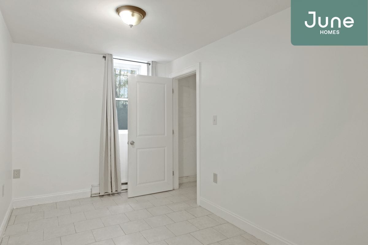 Primary Photo - Full room in 4-bed/2.0-bath Home