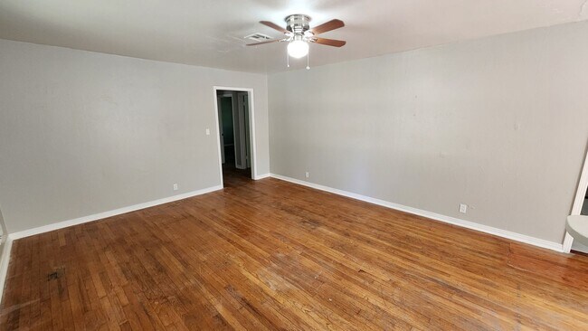 Building Photo - 3 bedroom 1 bath house with garage and cen...