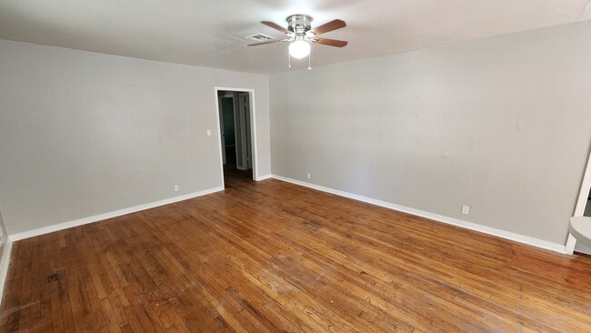 Foto del edificio - 3 bedroom 1 bath house with garage and cen...