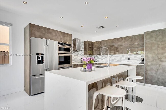 Foto del edificio - 5 br, 3 bath House - 8460 NW 115th Pl # 0