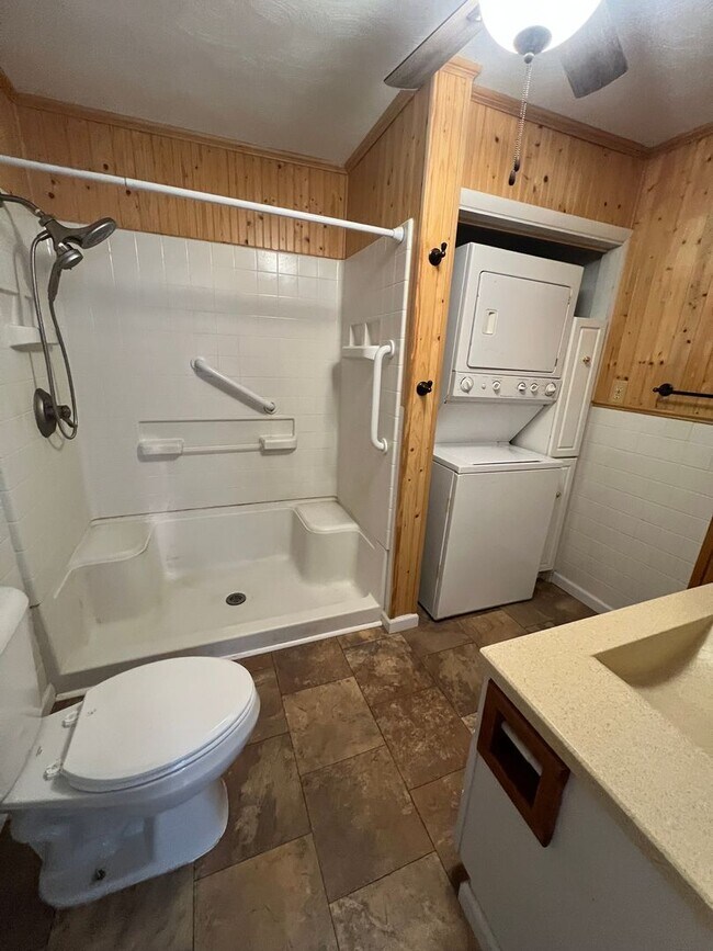 Foto del edificio - Coming Soon! Northend Spacious 3 bedroom 1...