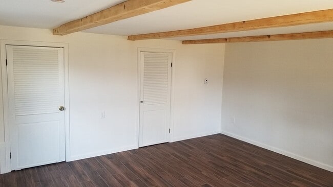 Building Photo - 302 Pleasant St