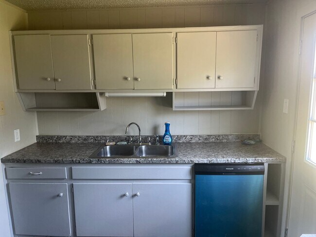 Building Photo - Newly Remodled 3 Bedroom 2 Bath with a Bon...