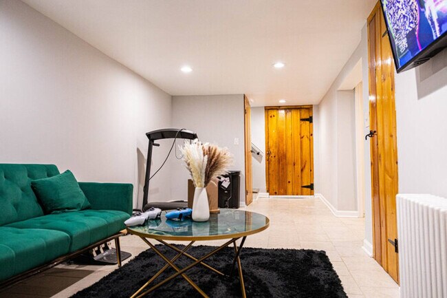 Building Photo - Modern Studio Getaway | 20 MINS to NYC | 1...