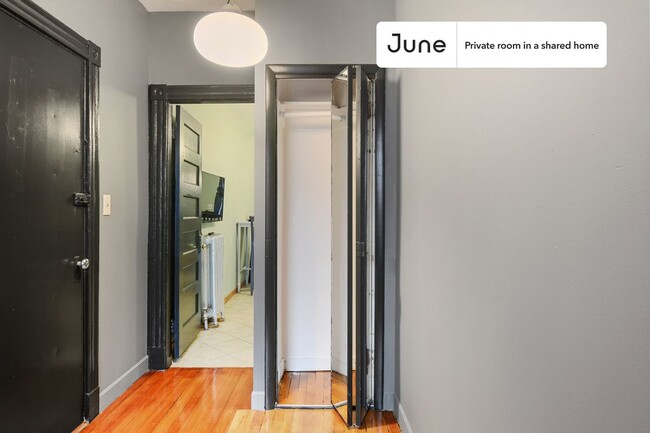 Building Photo - Private bedroom in 3 bed/1 bath Home