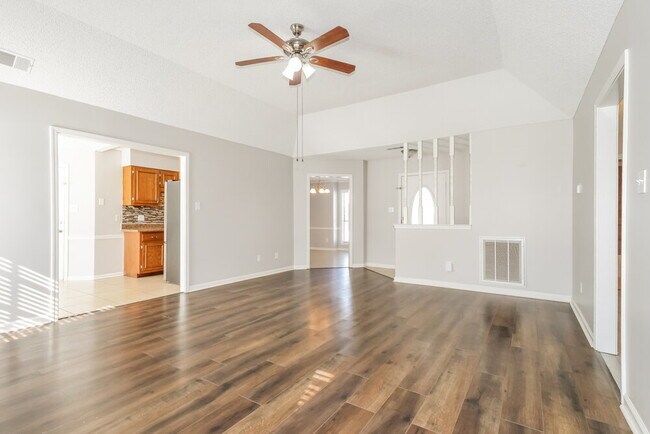 Foto del edificio - 4879 Baywood Dr