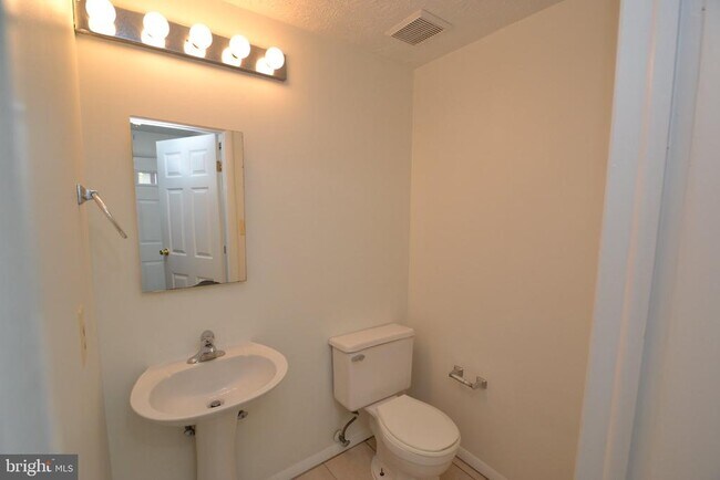 Foto del edificio - 7985 Tyson Oaks Cir