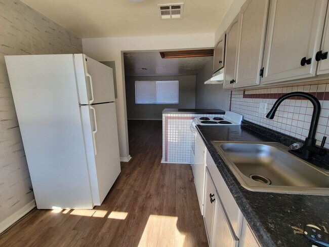 Building Photo - 1 BR 1 BTH LOCATED IN A 4 PLEX 2ND FLOOR