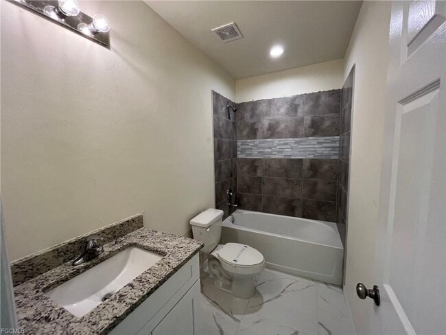 Foto del edificio - 3Bd / 2Ba Duplex with GARAGE