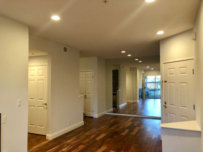 Foto del edificio - Ideal Location. .. Walk to Bart, Costco, Starbucks, Trader Joes, Kaiser Hospital