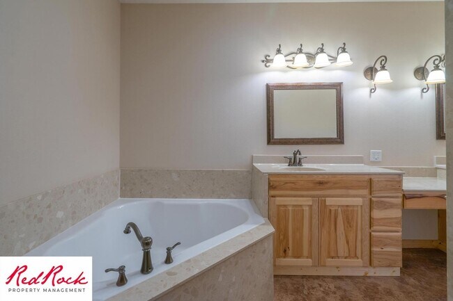 Foto del edificio - Gorgeous Remodeled 3 Bedroom 2 Bathroom Home.
