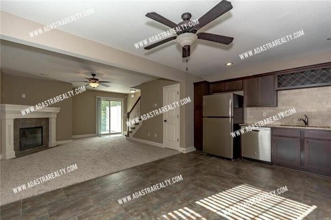 Foto del edificio - Gorgeous Like New KCMO Townhome-Showing NO...