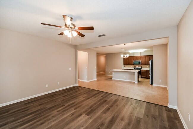 Foto del edificio - 2325 Creekfront Dr