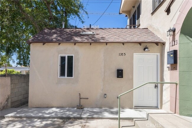 Foto del edificio - 1375 N Mentor Ave