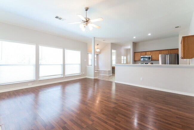 Foto del edificio - 419 Creekview Dr