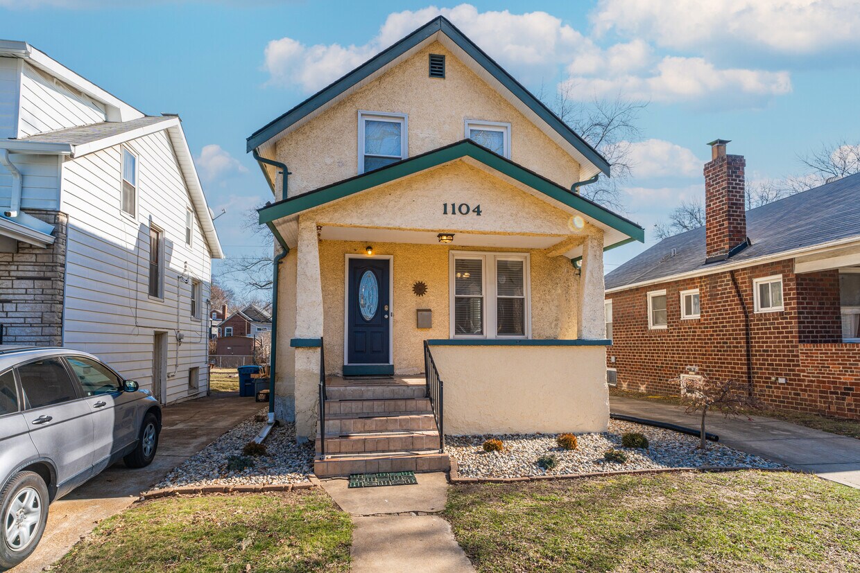 Primary Photo - 1104 Yale Ave