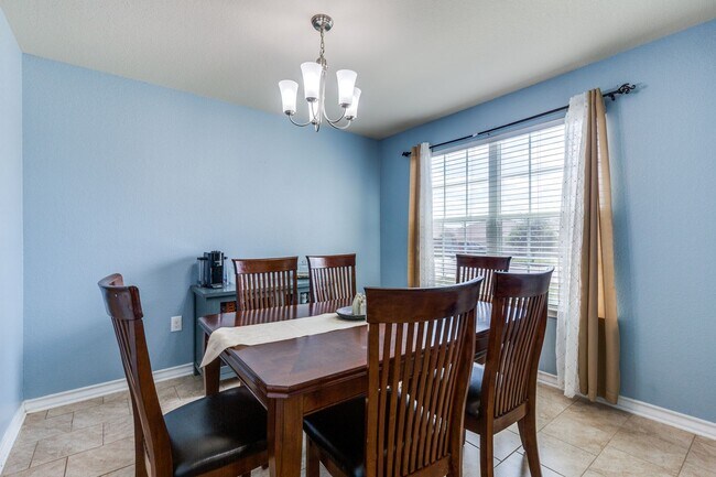 Building Photo - 5-BEDROOM HOME IN MISSION DEL LAGO