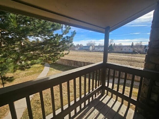 Foto del edificio - Bright Top-Floor Corner Condo on Powerline Trail – 1 Bed / 1 Bath