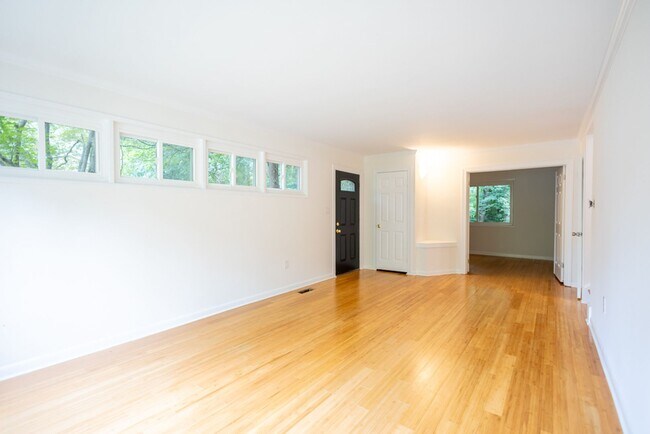 Foto del edificio - Newly Renovated 4 BR/1.5 BA Single-Family ...