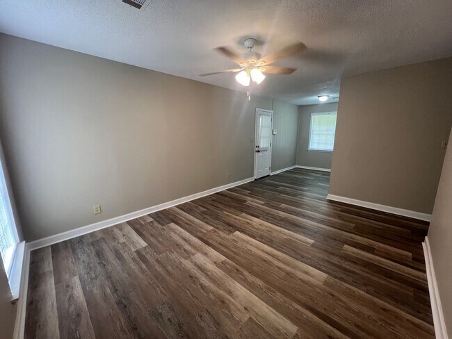Building Photo - 3 bedroom 1 bathroom off Kicker Rd