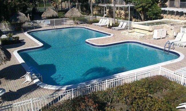 Piscina - 403 NW 68th Ave