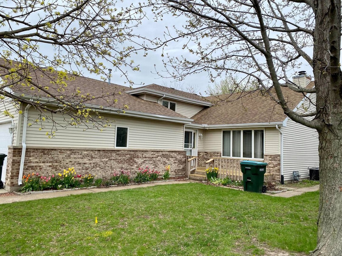 Primary Photo - 1055 Black Diamond Dr