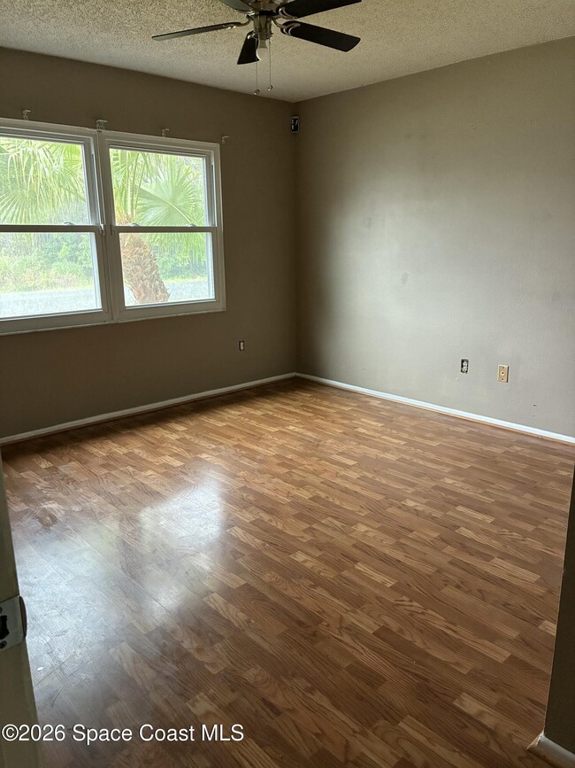 Foto del edificio - 890 Serenade St NW