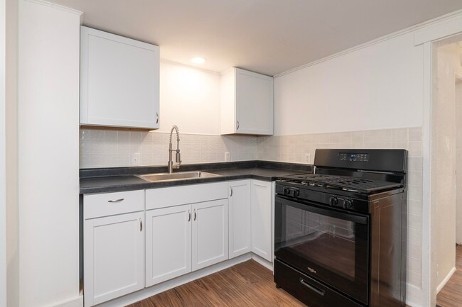 Building Photo - 1221 Wells Pl