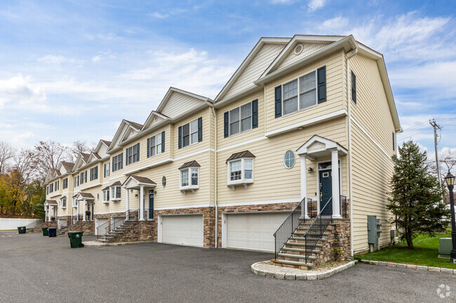 Foto del edificio - Lakeside Townhomes