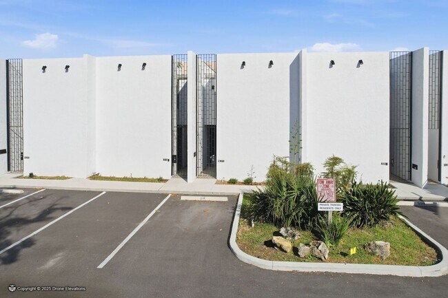 Building Photo - DOWNTOWN ~ Luxury Gene Leedy Townhouse ~ with Community Pool