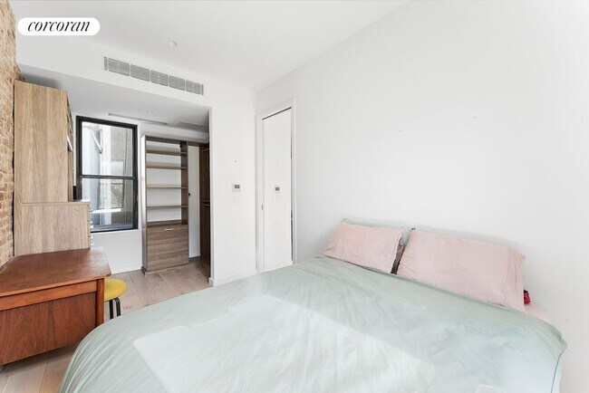Foto del edificio - 32 E 2nd St