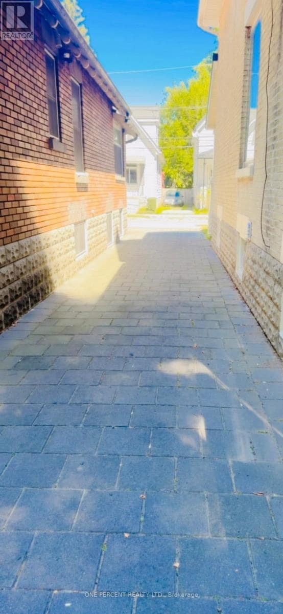 Building Photo - 13 Moir St